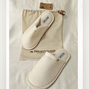 NWT Memory foam Slippers non slip cream Gift bag with tag Size 9 Valentines Gift